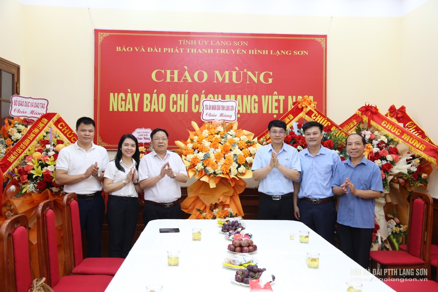 Lãnh đạo Tòa án Nhân dân tỉnh tặng hoa, chúc mừng Ban Biên tập, cán bộ, viên chức, người lao động Báo và Đài PTTH Lạng Sơn