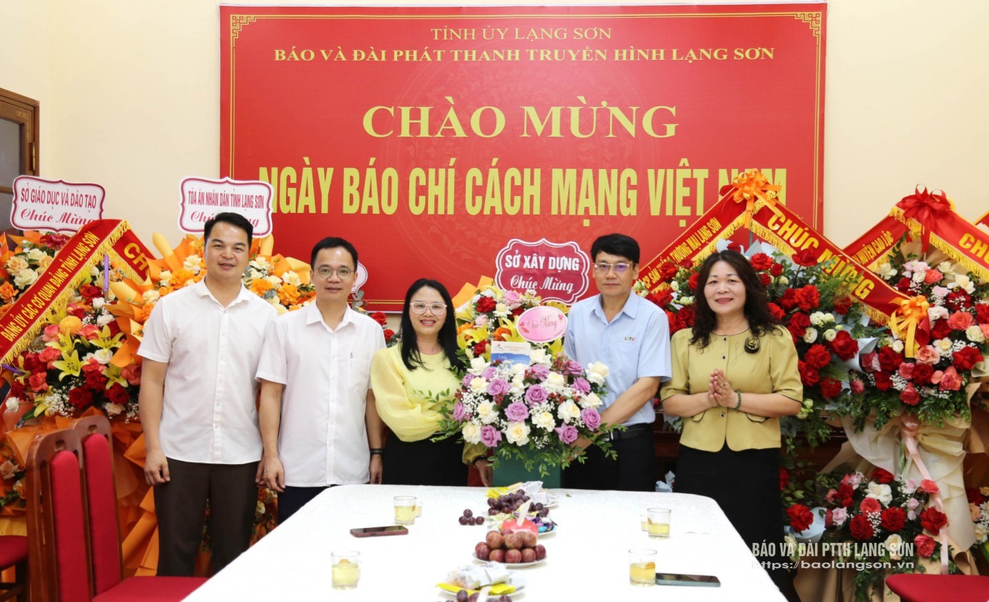 Lãnh đạo Sở Văn hóa, Thể thao và Du lịch tặng hoa, chúc mừng Ban Biên tập, cán bộ, viên chức, người lao động Báo và Đài PTTH Lạng Sơn