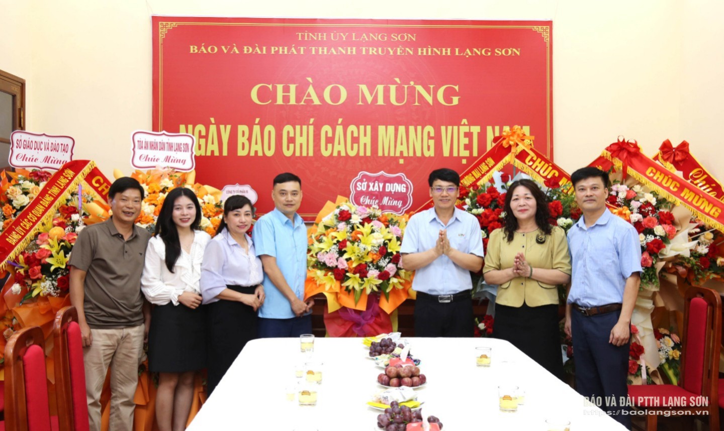 Đại diện Sở Xây dựng tặng hoa, chúc mừng Ban Biên tập, cán bộ, viên chức, người lao động Báo và Đài PTTH Lạng Sơn