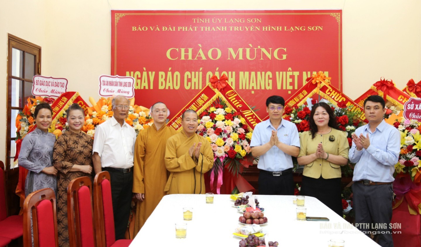 Đại diện Ban Trị sự Giáo hội Phật giáo Việt Nam tỉnh Lạng Sơn tặng hoa, chúc mừng Ban Biên tập, cán bộ, viên chức, người lao động Báo và Đài PTTH Lạng Sơn