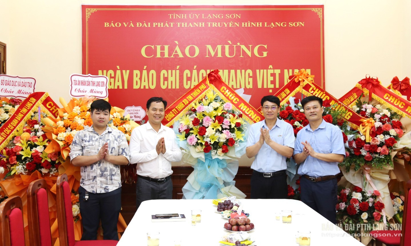 Công ty TNHH Thương mại Thiên Phú tặng hoa, chúc mừng Ban Biên tập, cán bộ, viên chức, người lao động Báo và Đài PTTH Lạng Sơn