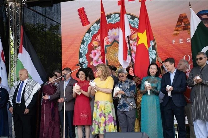 Representatives from countries prepare to release doves at the opening ceremony of the Asian Festival in Sofia, Bulgaria. (Photo: VNA)