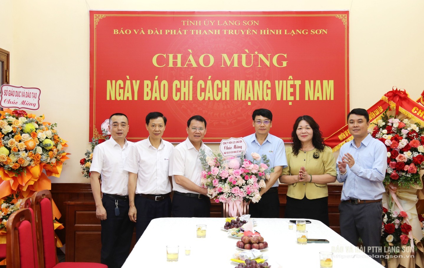 Công ty Điện lực Lạng Sơn tặng hoa, chúc mừng Ban Biên tập, cán bộ, viên chức, người lao động Báo và Đài PTTH Lạng Sơn