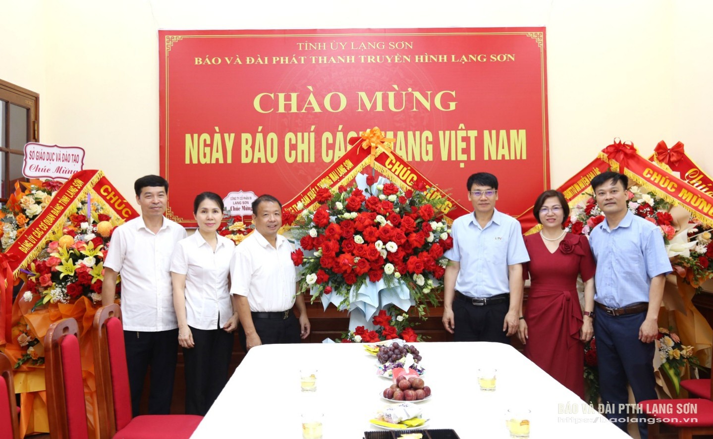 Công ty Cổ phần Sản xuất và Thương mại Lạng Sơn tặng hoa, chúc mừng Ban Biên tập, cán bộ, viên chức, người lao động Báo và Đài PTTH Lạng Sơn