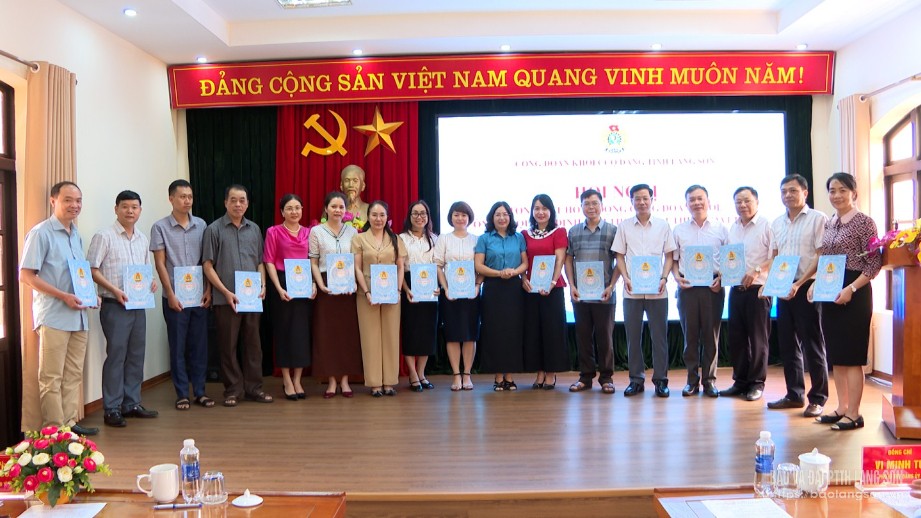 Chủ tịch Công đoàn Khối các cơ quan Đảng tỉnh trao Quyết định giải thể và kết thúc hoạt động cho đại diện 18 Công đoàn cơ sở khối cơ quan hành chính, đơn vị sự trực thuộc Công đoàn Khối CCQ Đảng tỉnh