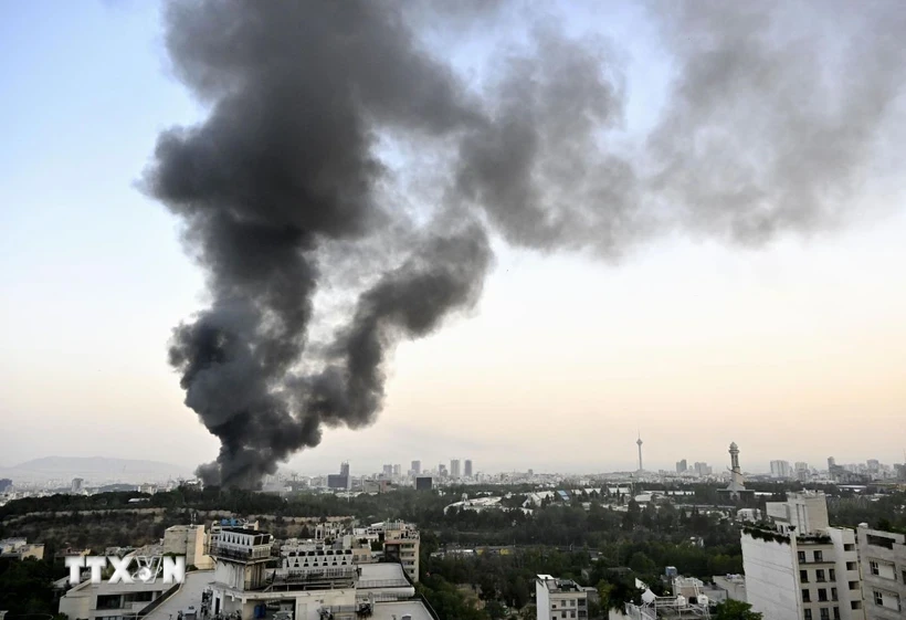 Khói bốc lên từ địa điểm ở Tehran, Iran sau cuộc tấn công của Israel ngày 16/6/2025. (Ảnh: Kyodo/TTXVN)