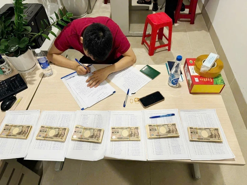 Hải quan kiểm tra bước đầu xác định có 690 tờ tiền, mệnh giá 10.000 là tiền yên Nhật được cất giấu trong hành lý xách tay mà không được khai báo hải quan, không xuất trình được giấy tờ hợp pháp theo quy định. (Ảnh: HQ/Vietnam+)