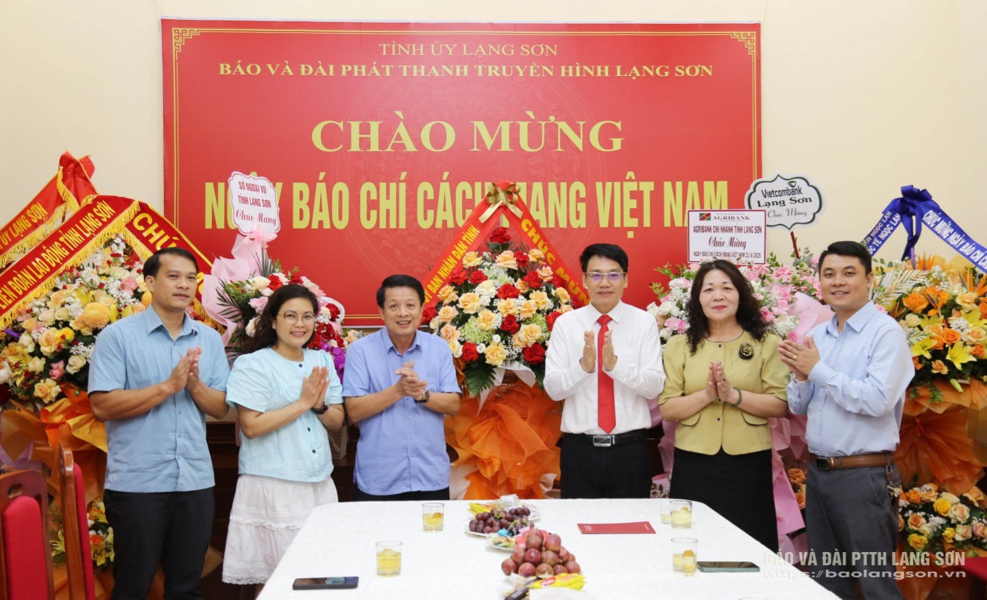 Lãnh đạo Đảng ủy UBND tỉnh tặng hoa, chúc mừng Ban Biên tập, cán bộ, viên chức, người lao động Báo và Đài PTTH Lạng Sơn
