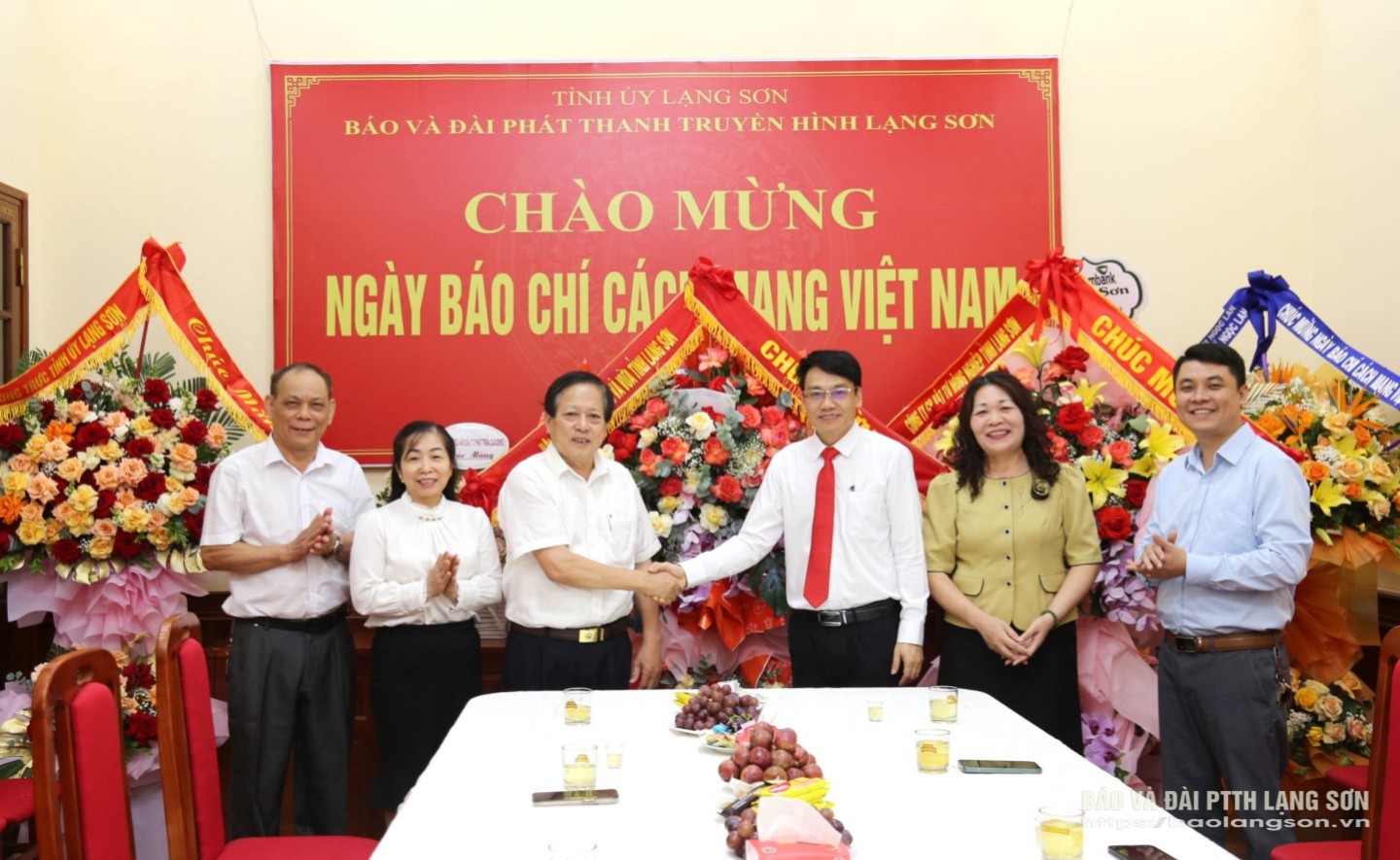 Lãnh đạo Hội doanh nghiệp nhỏ và vừa tỉnh Lạng Sơn tặng hoa, chúc mừng Ban Biên tập, cán bộ, viên chức, người lao động Báo và Đài PTTH Lạng Sơn