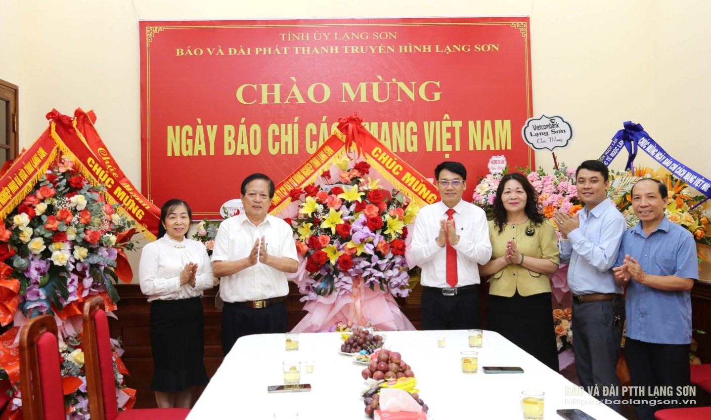 Lãnh đạo Công ty Cổ phần Vật tư nông nghiệp tỉnh Lạng Sơn tặng hoa, chúc mừng Ban Biên tập, cán bộ, viên chức, người lao động Báo và Đài PTTH Lạng Sơn