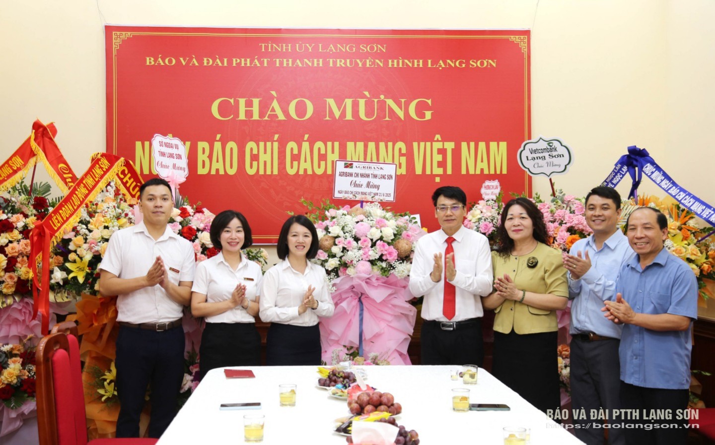 Lãnh đạo Agribank Chi nhánh tỉnh Lạng Sơn tặng hoa, chúc mừng Ban Biên tập, cán bộ, viên chức, người lao động Báo và Đài PTTH Lạng Sơn