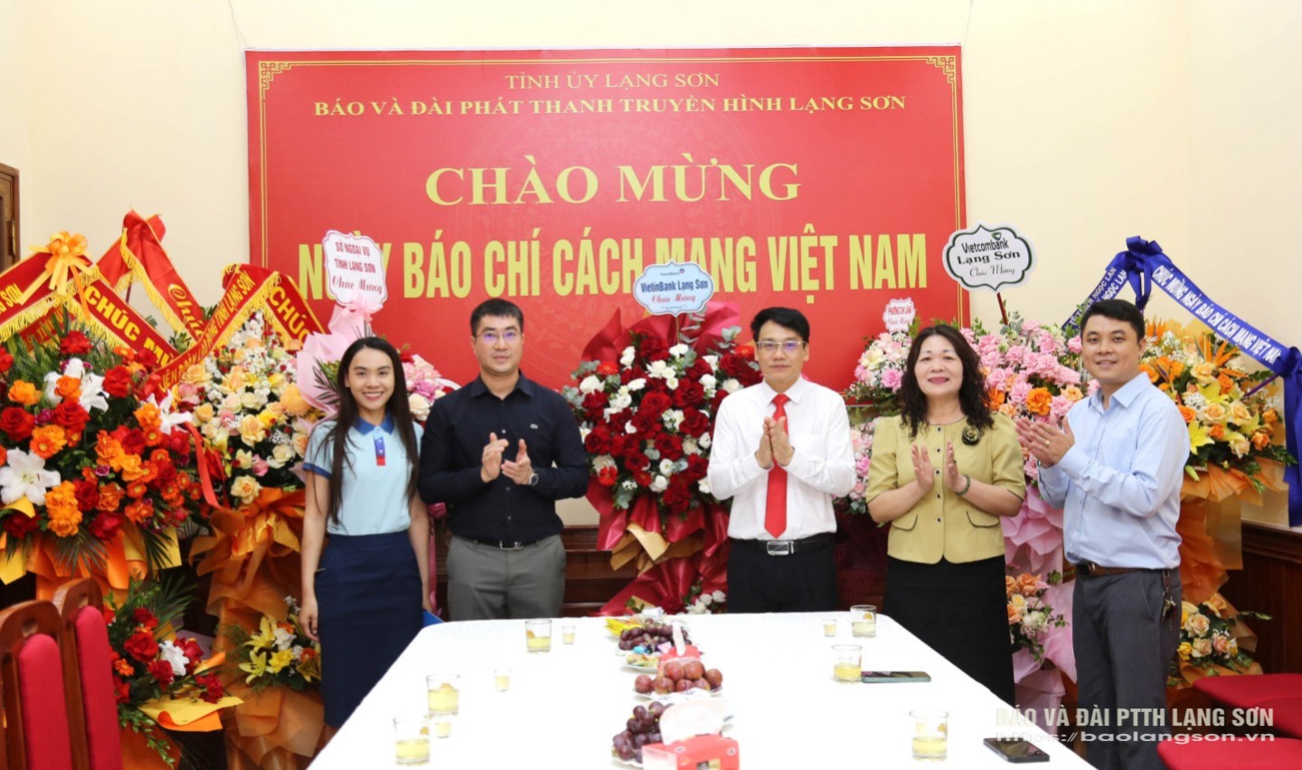 Lãnh đạo Vietinbank Chi nhánh tỉnh Lạng Sơn tặng hoa, chúc mừng Ban Biên tập, cán bộ, viên chức, người lao động Báo và Đài PTTH Lạng Sơn