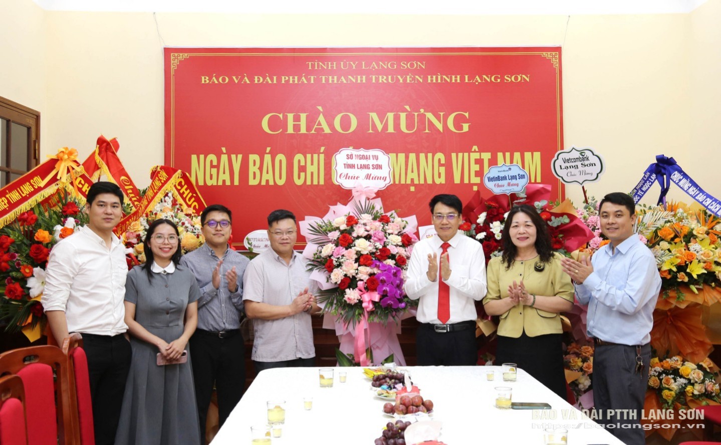 Lãnh đạo Sở Ngoại vụ tặng hoa, chúc mừng Ban Biên tập, cán bộ, viên chức, người lao động Báo và Đài PTTH Lạng Sơn