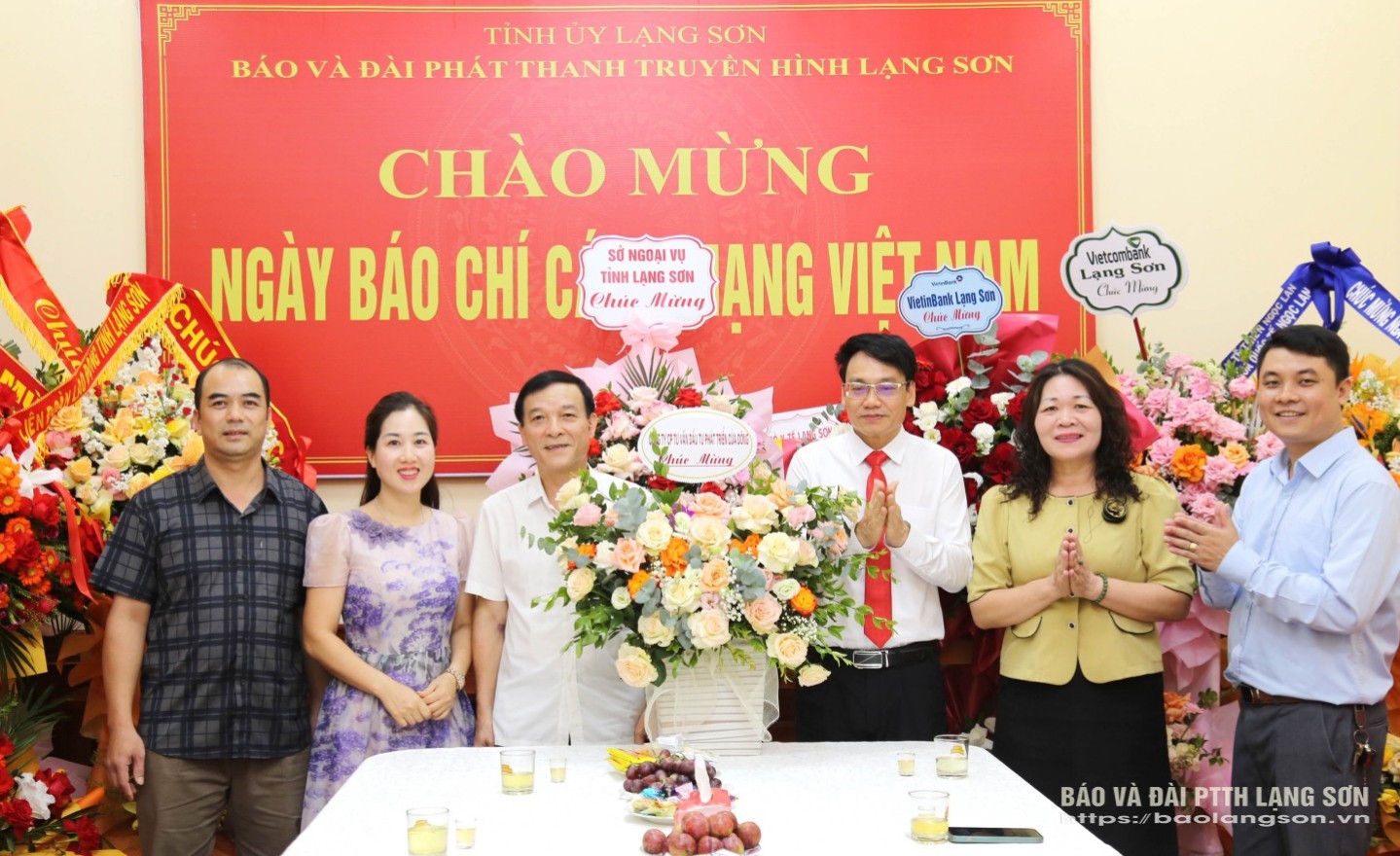 Đại diện Công ty Cổ phần Tư vấn Đầu tư phát triển Cửa Đông tặng hoa, chúc mừng Ban Biên tập, cán bộ, viên chức, người lao động Báo và Đài PTTH Lạng Sơn