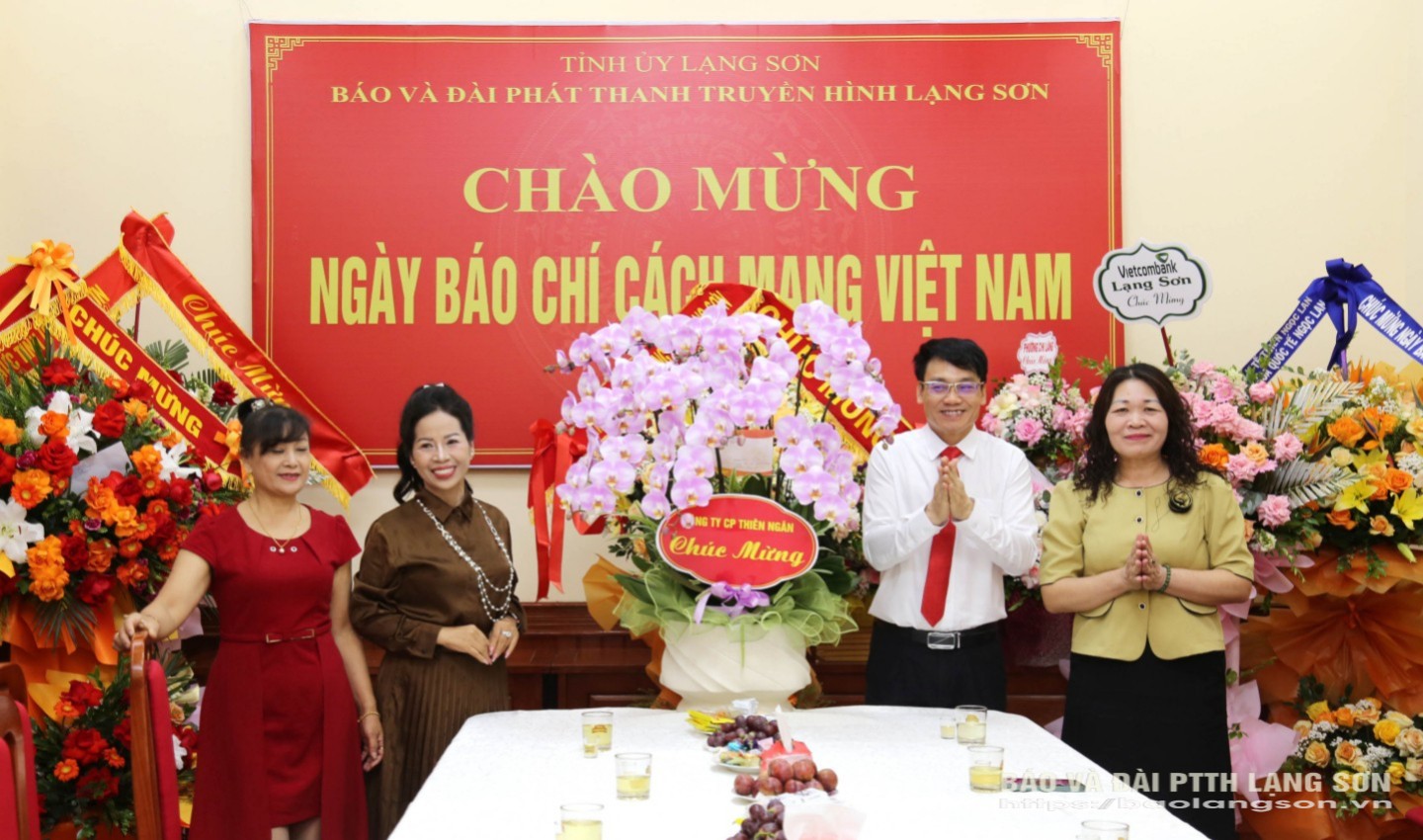 Đại diện Công ty Cổ phần Thiên Ngân tặng hoa, chúc mừng Ban Biên tập, cán bộ, viên chức, người lao động Báo và Đài PTTH Lạng Sơn