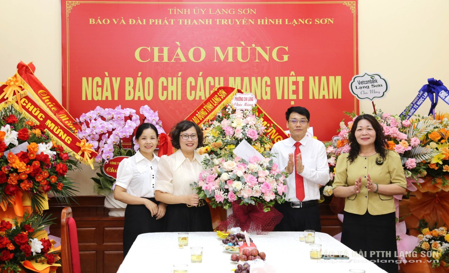 Lãnh đạo Đảng ủy, HĐND, UBND phường Chi Lăng tặng hoa, chúc mừng Ban Biên tập, cán bộ, viên chức, người lao động Báo và Đài PTTH Lạng Sơn