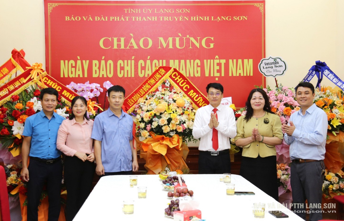 Lãnh đạo Liên đoàn Lao động tỉnh tặng hoa, chúc mừng Ban Biên tập, cán bộ, viên chức, người lao động Báo và Đài PTTH Lạng Sơn