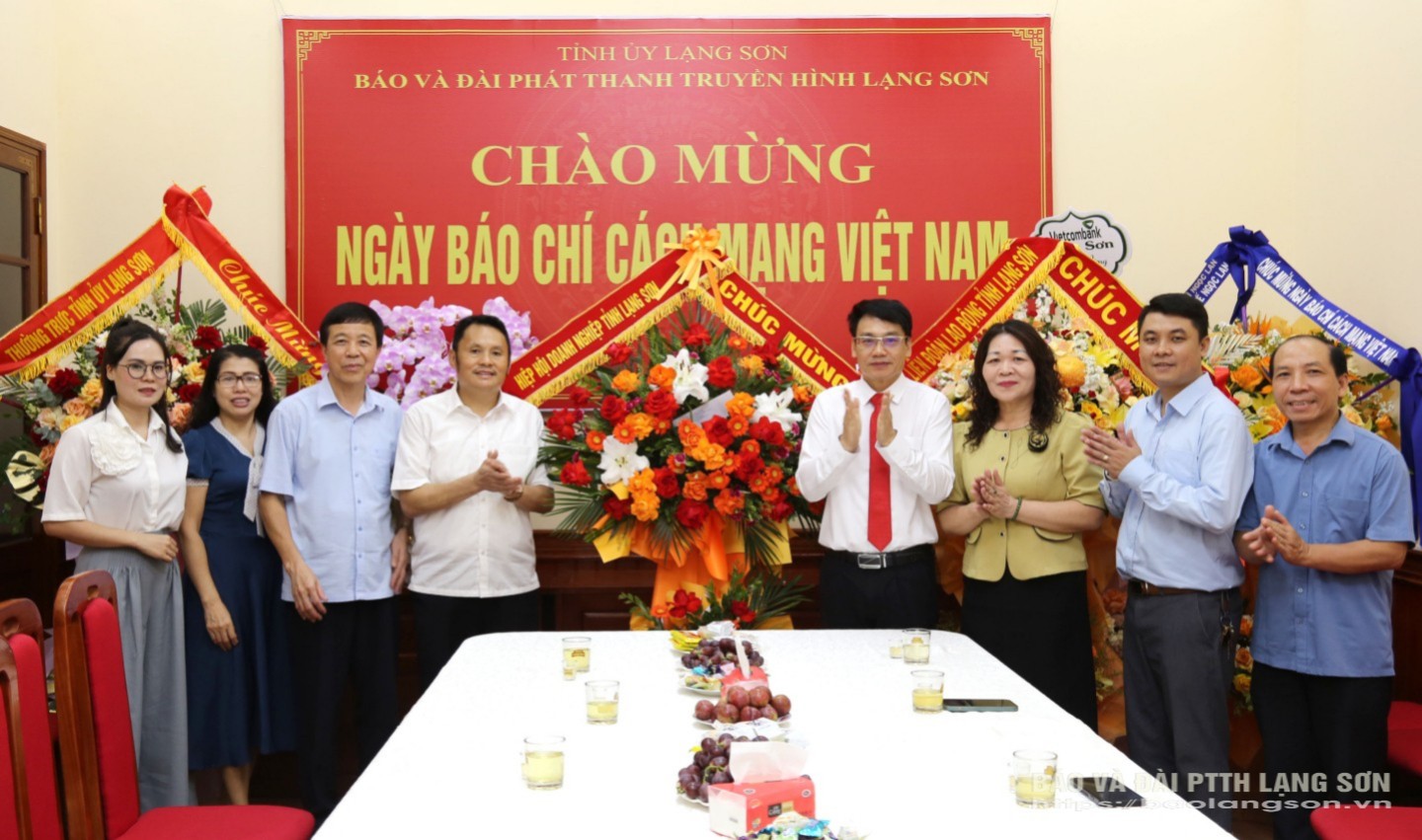 Lãnh đạo Hiệp hội Doanh nghiệp tỉnh Lạng Sơn tặng hoa, chúc mừng Ban Biên tập, cán bộ, viên chức, người lao động Báo và Đài PTTH Lạng Sơn