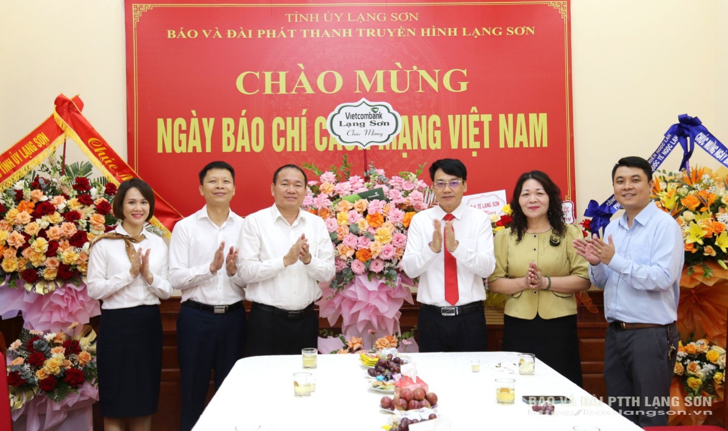 Vietcombank Chi nhánh tỉnh Lạng Sơn tặng hoa, chúc mừng Ban Biên tập, cán bộ, viên chức, người lao động Báo và Đài PTTH Lạng Sơn