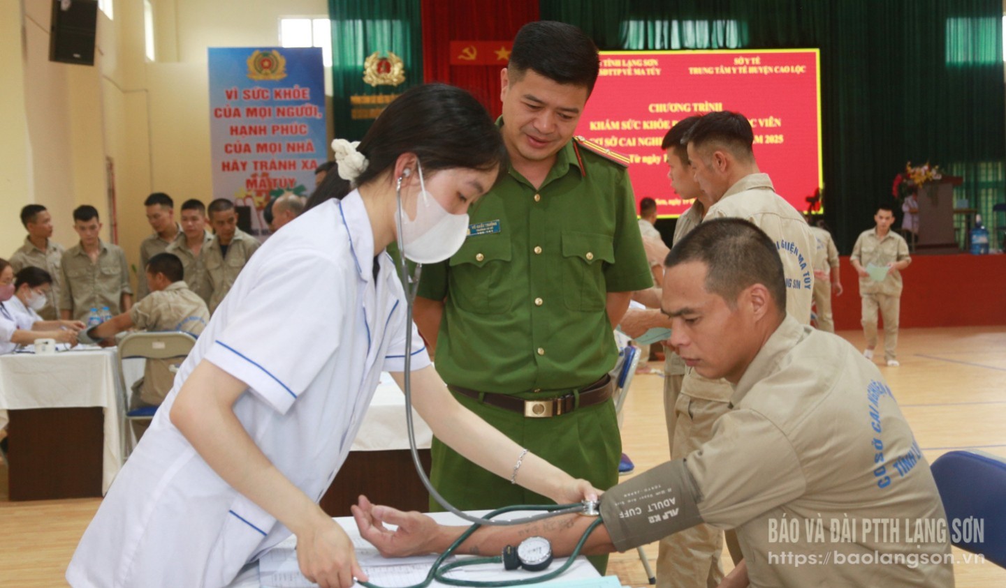 Cán bộ y tế khám sức khỏe cho học viên tại Cơ sở cai nghiện ma túy tỉnh