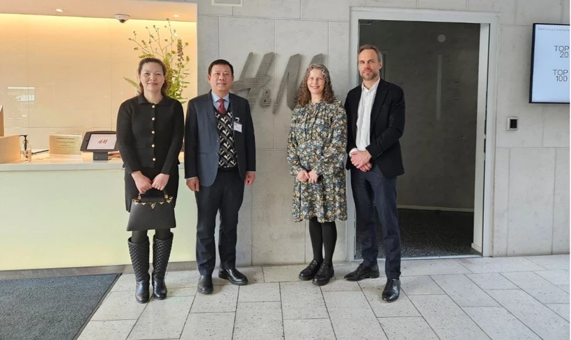 越南驻瑞典大使陈文俊与H&M集团领导合影。图自越通社