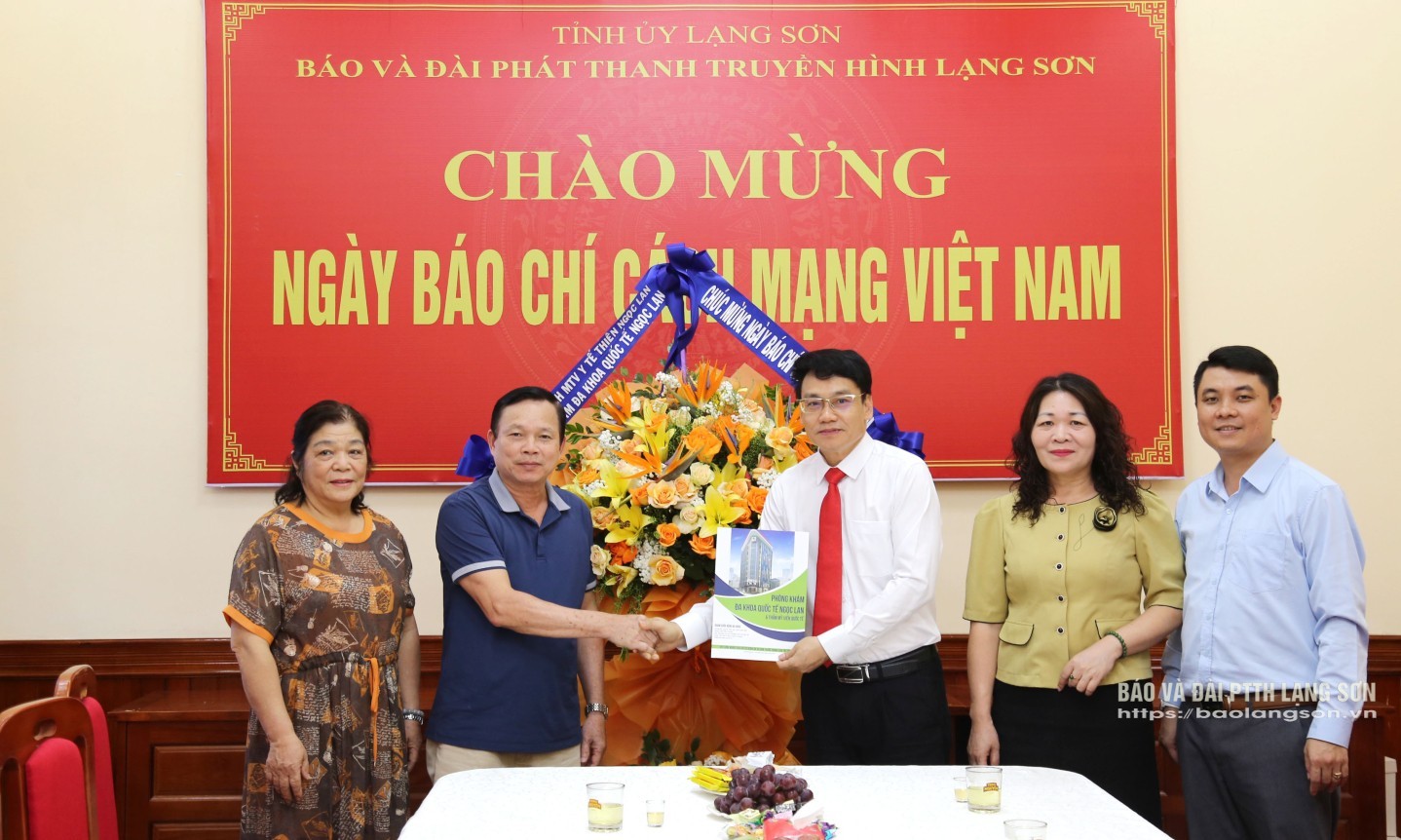 Lãnh đạo Công ty TNHH MTV Y tế Thiên Ngọc Lan tặng hoa, chúc mừng Ban Biên tập, cán bộ, viên chức, người lao động Báo và Đài PTTH Lạng Sơn