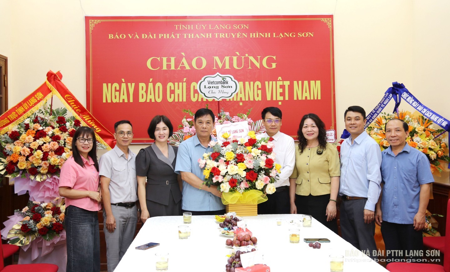 Lãnh đạo Sở Y tế tặng hoa, chúc mừng Ban Biên tập, cán bộ, viên chức, người lao động Báo và Đài PTTH Lạng Sơn