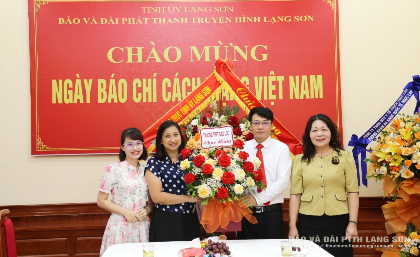 Lãnh đạo Trường THPT Cao Lộc tặng hoa, chúc mừng Ban Biên tập, cán bộ, viên chức, người lao động Báo và Đài PTTH Lạng Sơn