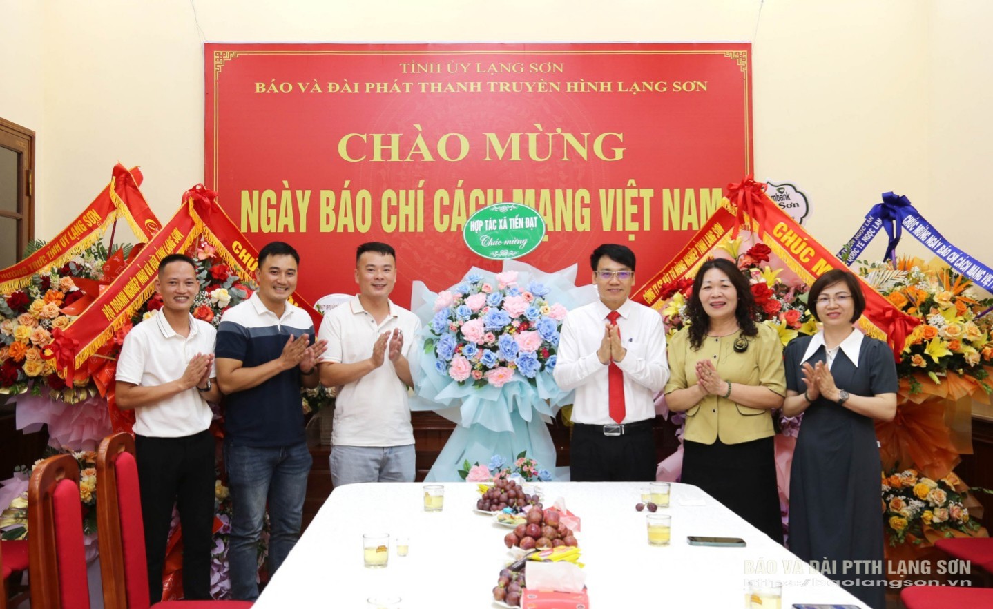 Hợp tác xã Tiến Đạt tặng hoa, chúc mừng Ban Biên tập, cán bộ, viên chức, người lao động Báo và Đài PTTH Lạng Sơn