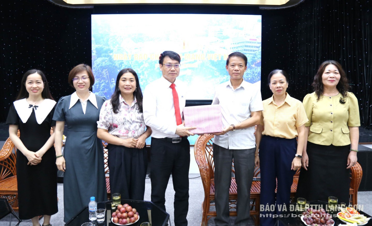 Lãnh đạo Đảng ủy, HĐND, UBND xã Quảng Lạc (thành phố Lạng Sơn) tặng hoa, chúc mừng Ban Biên tập, cán bộ, viên chức, người lao động Báo và Đài PTTH Lạng Sơn