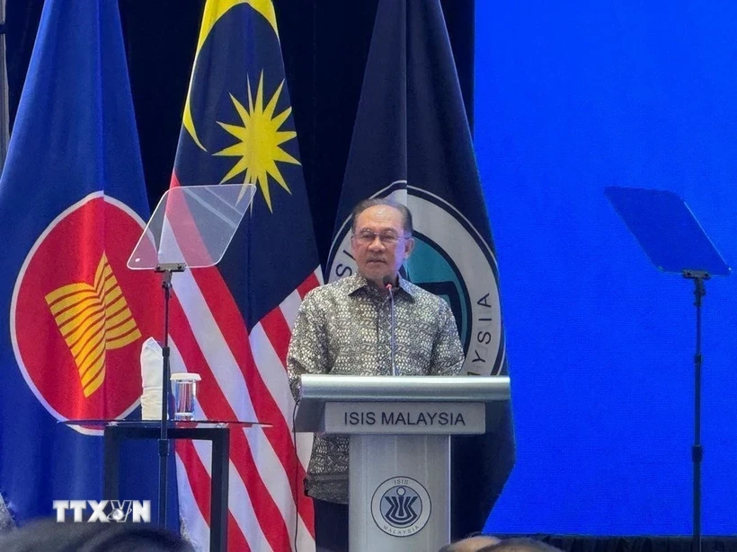 Thủ tướng Malaysia Datuk Seri Anwar Ibrahim phát biểu tại Hội nghị bàn tròn châu Á-Thái Bình Dương (APR) lần thứ 38, diễn ra tại Kuala Lumpur, Malaysia. (Ảnh: Viên Luyến/TTXVN)