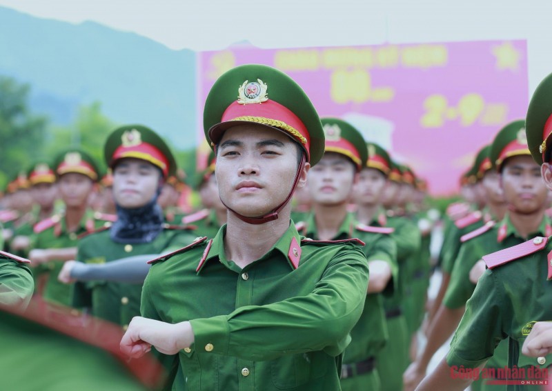 Một chiến sĩ với chiếc áo đẫm mồ hôi là điều bình thường tại thao trường những ngày này. Dù vất vả nhưng tất cả CBCS tôi gặp đều cho biết cảm thấy vinh dự vì được tham gia Lễ kỷ niệm 80 năm Cách mạng tháng 8 thành công (19/8/1945-19/8/2025) và Quốc khánh (2/9/1945-2/9/2025)