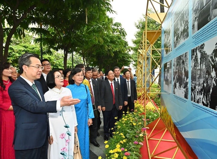 Các đại biểu tham quan triển lãm. (Ảnh: Báo Sài Gòn Giải Phóng)