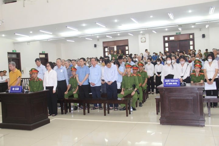 Các bị cáo trong phiên toà phúc thẩm.