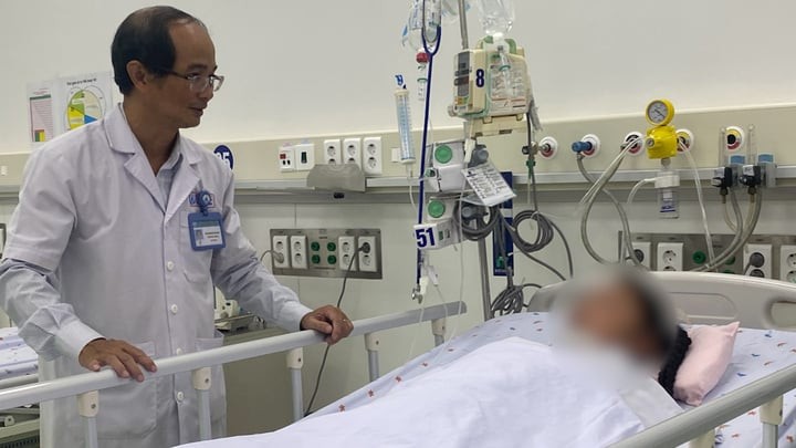 Bệnh nhi sốt xuất huyết nặng đang điều trị tích cực tại Bệnh viện Nhi đồng 1, TP.HCM. (Ảnh: Như Thuý)