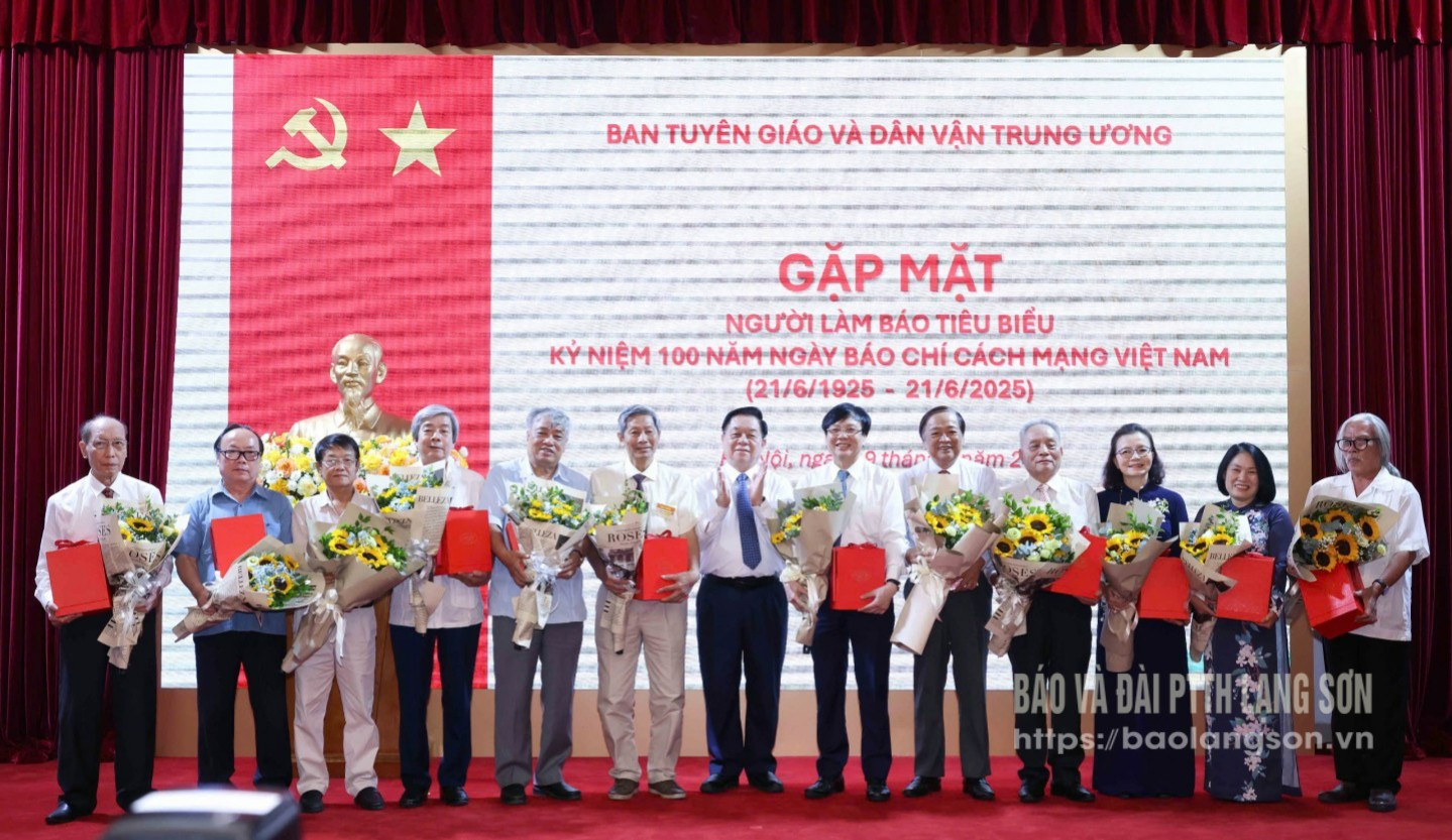 Đồng chí Nguyễn Trọng Nghĩa, Ủy viên Bộ Chính trị, Bí thư Trung ương Đảng, Trưởng Ban Tuyên giáo và Dân vận Trung ương tặng hoa và quà tri ân các nhà báo lão thành