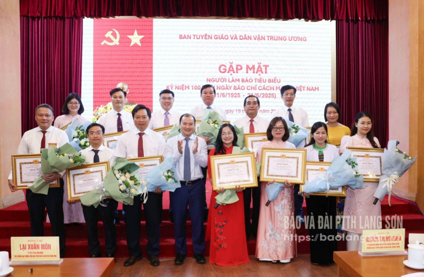 Lãnh đạo Ban Tuyên giáo và Dân vận Trung ương tặng Bằng khen cho các nhà báo tiêu biểu nhân dịp kỷ niệm 100 năm ngày BCCM Việt Nam