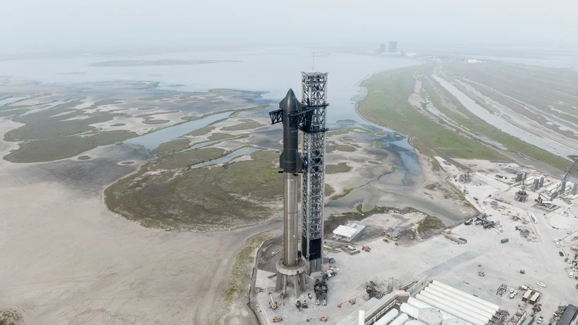 Tên lửa Starship của SpaceX trên bệ phóng tại cơ sở phóng vệ tinh Starbase ở Boca Chica, Texas, Mỹ. (Ảnh: THX/TTXVN)