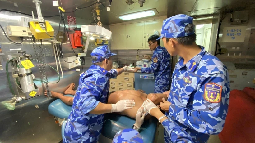 Thuyền viên Nguyễn Vũ Nguyên, sinh năm 1998, trú tại Sóc Sơn, Hòn Đất, Kiên Giang đã được Tổ quân y tàu Cảnh sát biển 8021 cứu chữa kịp thời. (Ảnh TTXVN phát)