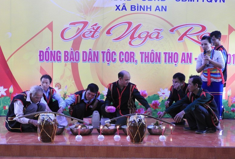Nghi thức Tết Ngã Rạ của đồng bào dân tộc Cor - Ảnh: VGP/Lưu Hương