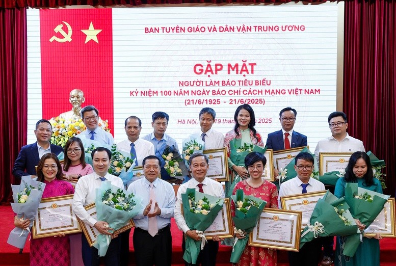 Ban Tuyên giáo và Dân vận Trung ương trao Bằng khen cho 123 nhà báo có thành tích xuất sắc trong phong trào thi đua kỷ niệm 100 năm ngày Báo chí Cách mạng Việt Nam - Ảnh: VGP/Hải Nguyễn