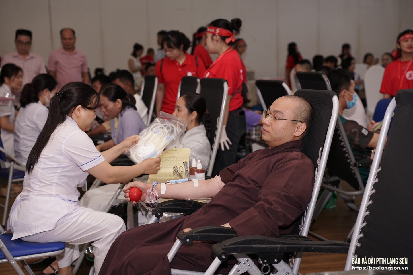 Một sư thầy tham gia hiến máu tình nguyện, lan tỏa tinh thần từ bi, sẻ chia và trách nhiệm với cộng đồng