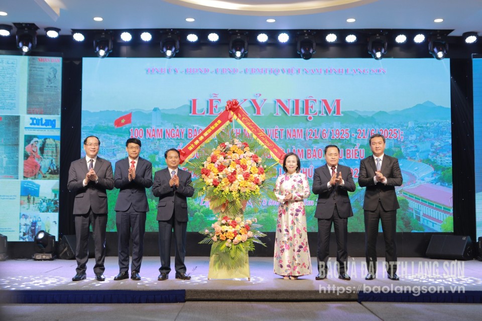 Lãnh đạo tỉnh tặng hoa chúc mừng đại diện các cơ quan báo chí trên địa bàn tỉnh tại Lễ kỷ niệm 100 năm Ngày Báo chí Cách mạng Việt Nam