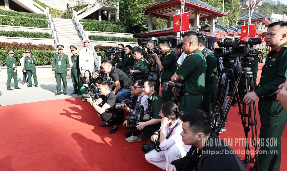Phóng viên các cơ quan báo chí tác nghiệp tại Chương trình giao lưu hữu nghị quốc phòng biên giới Việt Nam - Trung Quốc lần thứ 9 tại Lạng Sơn (Ảnh: HOÀNG HUẤN)