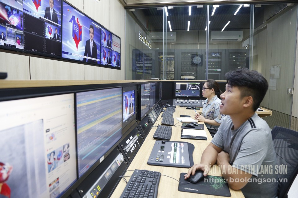 Kỹ thuật viên Phòng Kỹ thuật - Công nghệ và cán bộ Phòng Thư ký biên tập rà soát chương trình trước khi phát sóng
