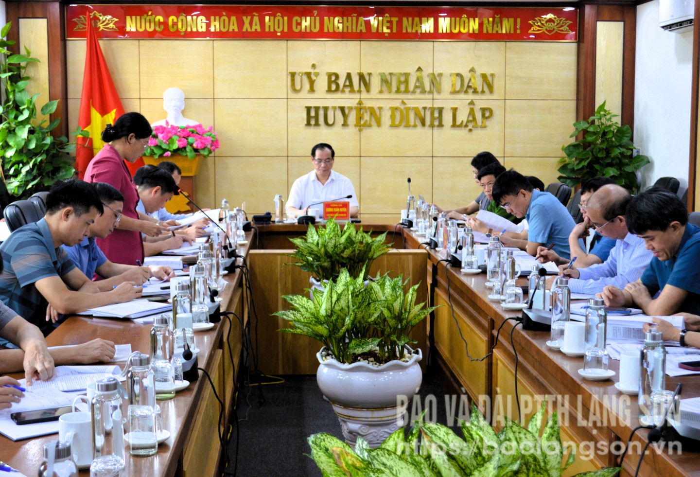 Đại diện lãnh đạo UBND huyện Đình Lập báo cáo