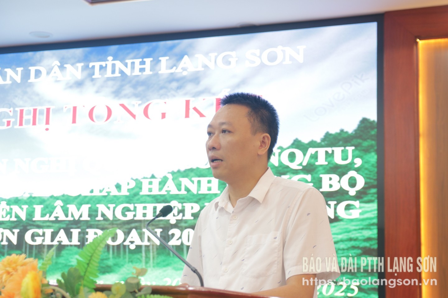 Lãnh đạo UBND huyện Hữu Lũng phát biểu tham luận tại hội nghị