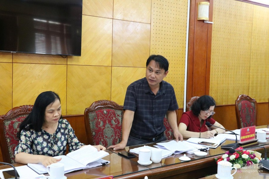 Đại diện Ban Dân tộc, HĐND tỉnh cho ý kiến tại buổi thẩm tra