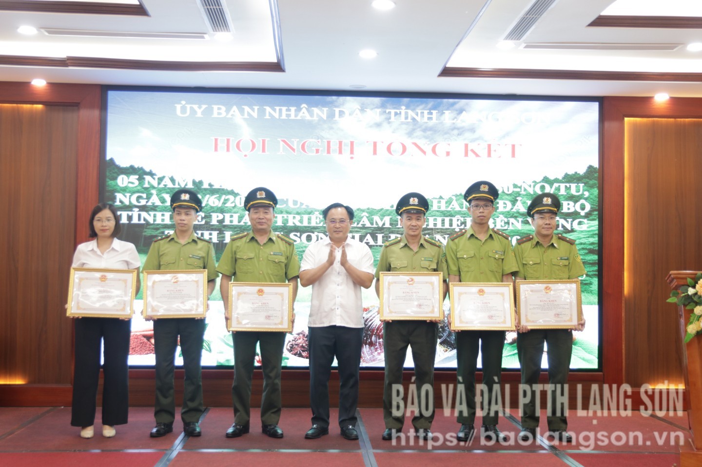 Đồng chí Lương Trọng Quỳnh, Phó Chủ tịch UBND tỉnh tặng Bằng khen cho đại diện tập thể và cá nhân