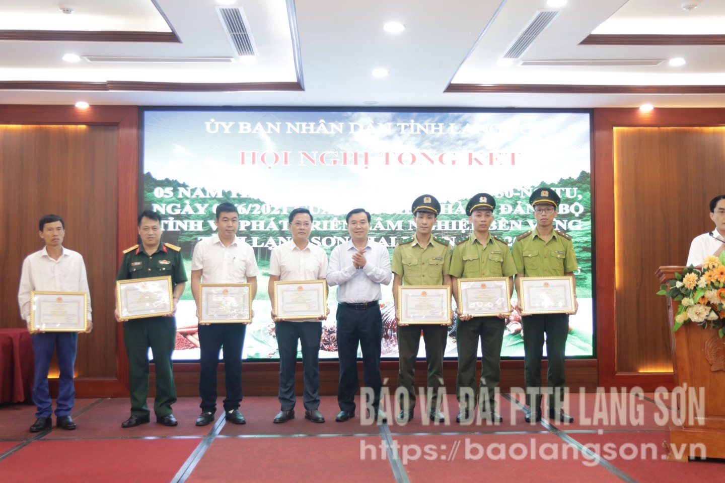 Lãnh đạo Sở Nông nghiệp và Môi trường tặng giấy khen cho đại diện các tập thể